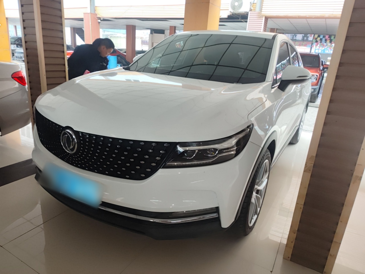 Под передней частью автомобиля