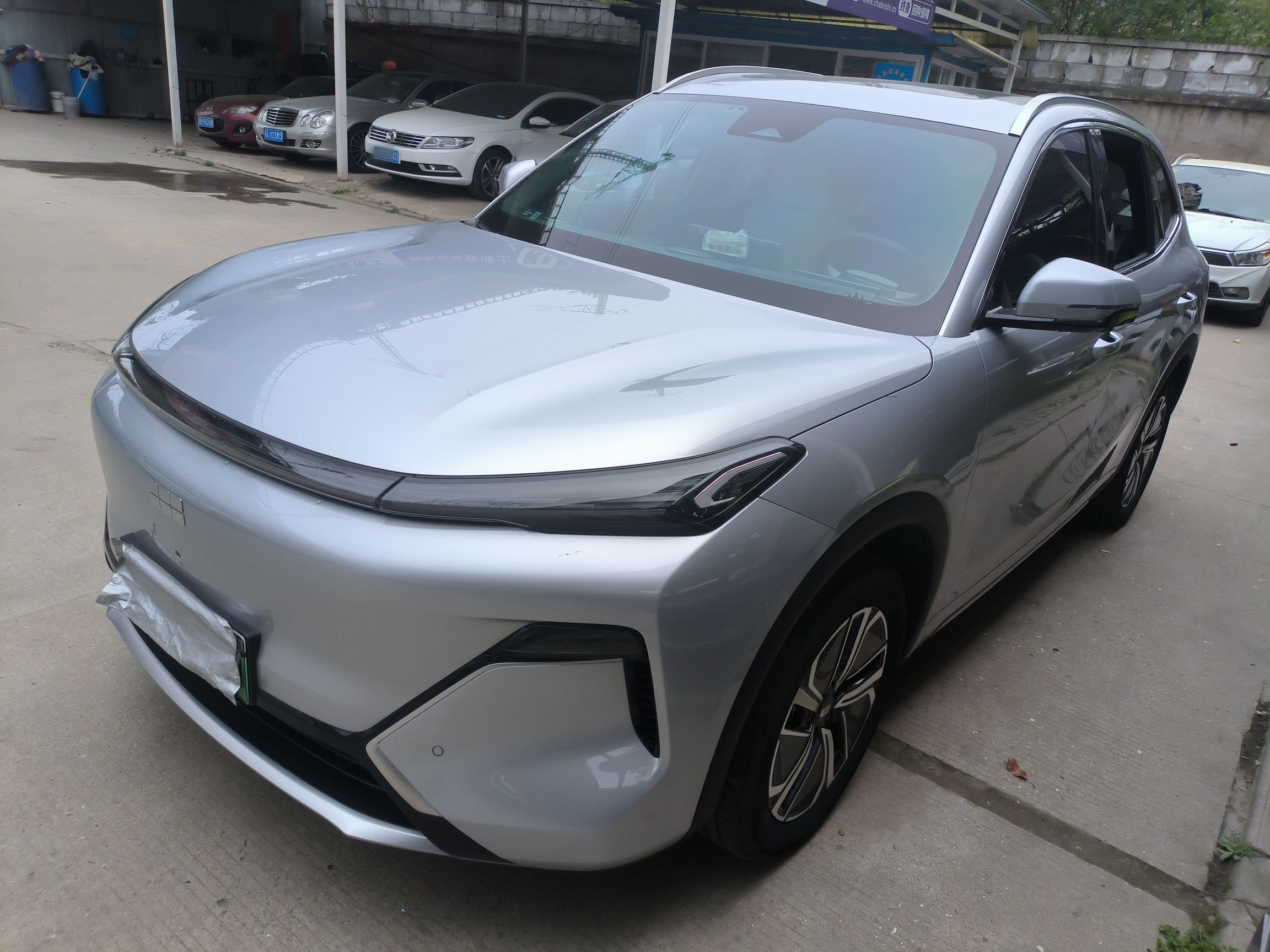 تحت مقدمة السيارة