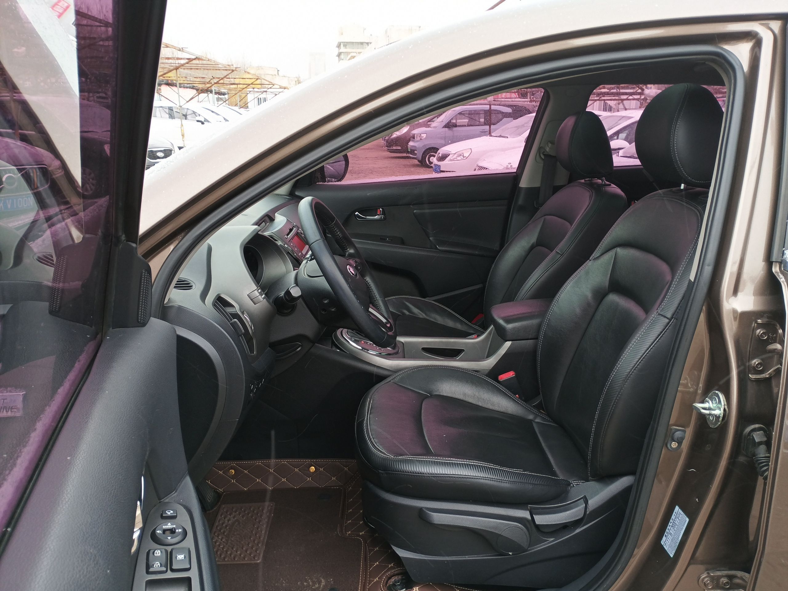 Переднее сиденье в автомобиле