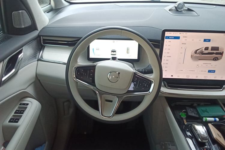 Used Volvo EM90 2025 Ultra Six-Seater Steering Wheel
