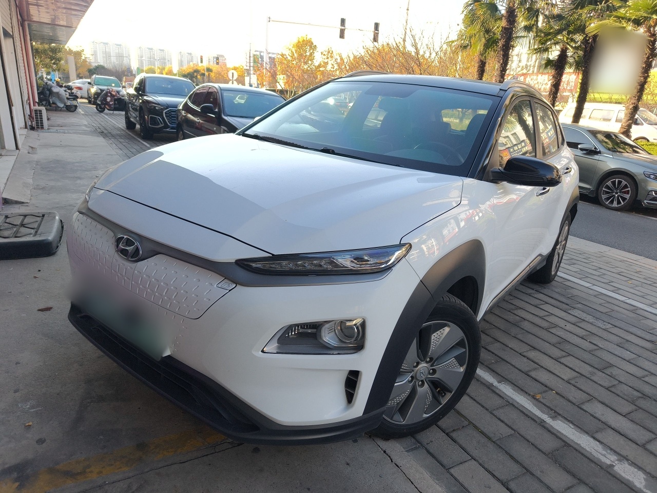 Под передней частью автомобиля