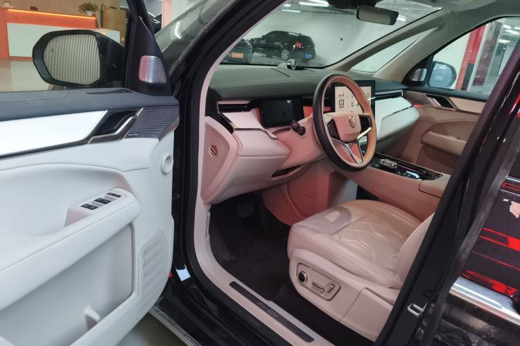 Used Volvo EM90 2025 Ultra Six-Seater