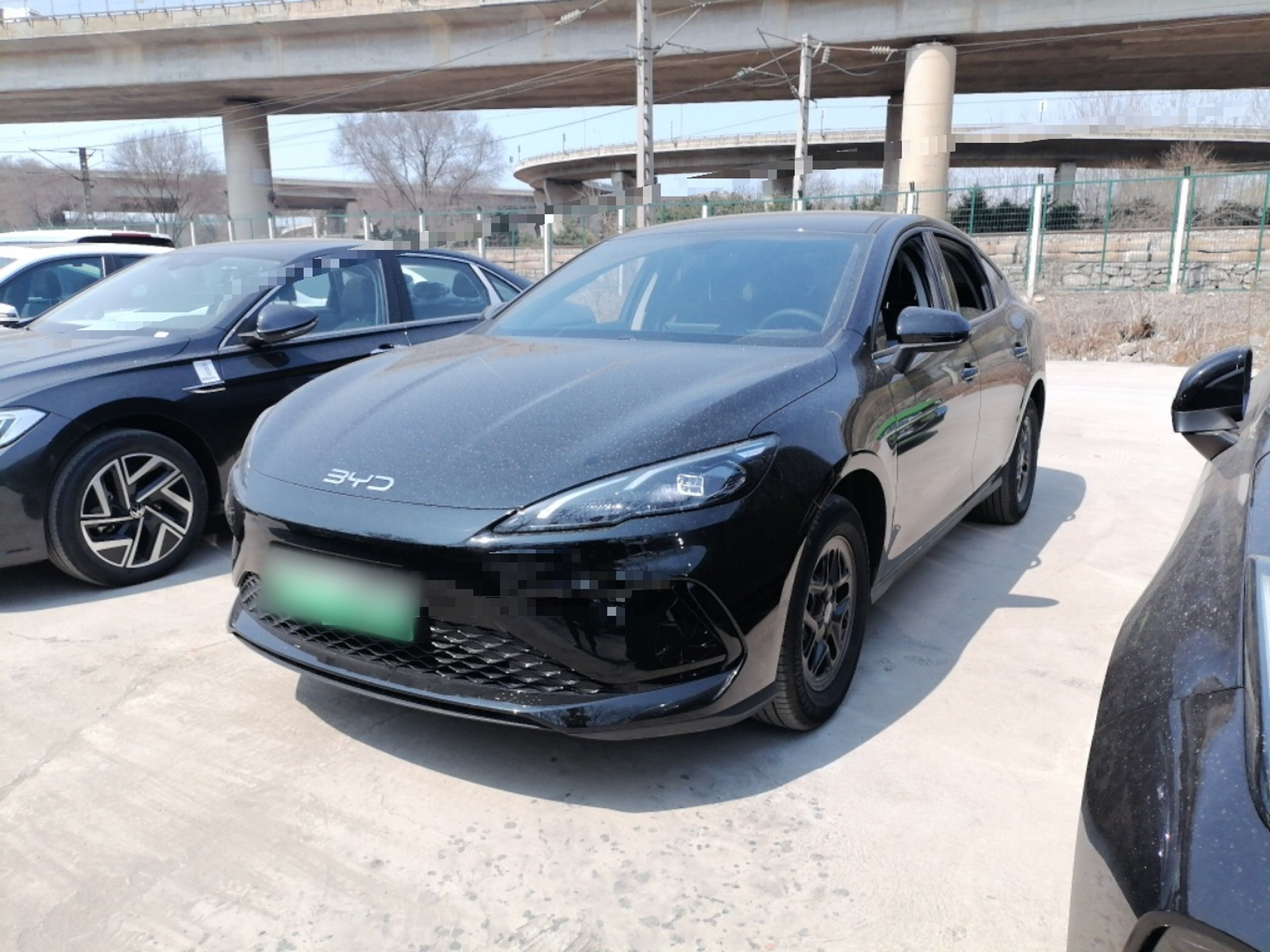 Под передней частью автомобиля