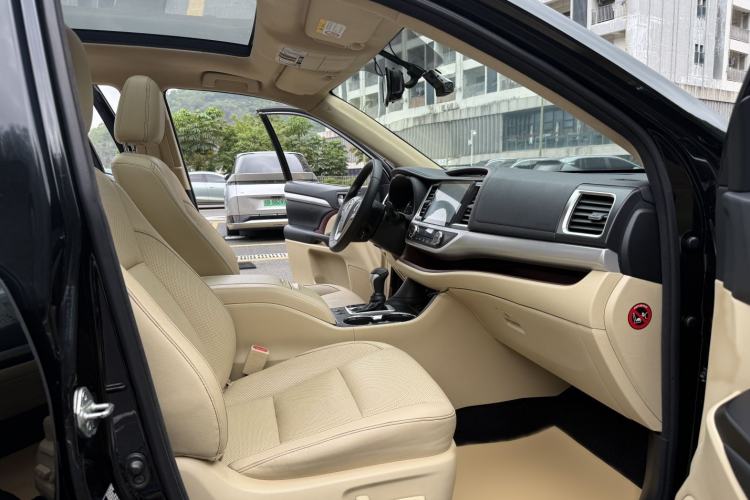 Used Toyota Highlander 2017 2.0T Four-Wheel Drive Luxury Edition 7 Seats Right Front Seat