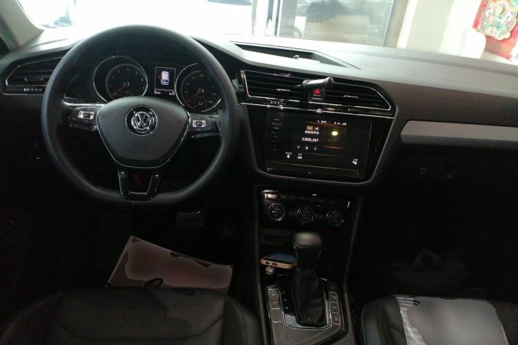 Used Volkswagen Tiguan L 2019 Revised 330TSI Automatic Two-Wheel Drive Smart & Luxury Edition China VI Standard Center Console