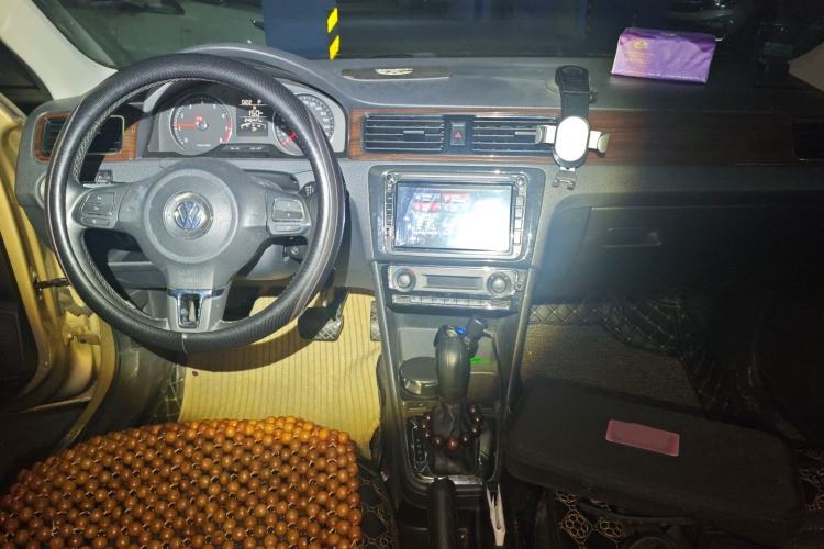 Used Volkswagen Santana 2013 1.6L Automatic Luxury Edition Center Console