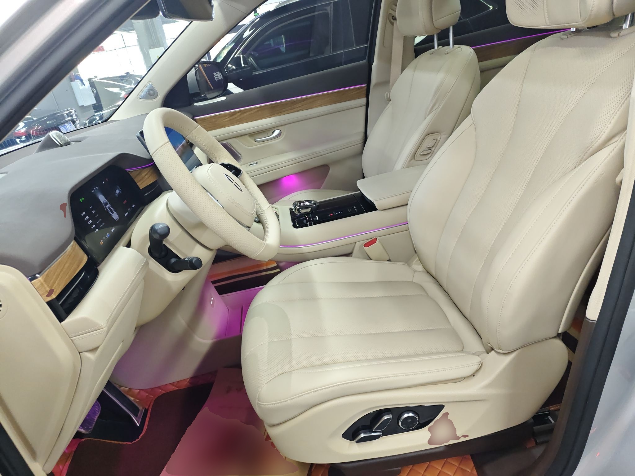 المقاعد الأمامية داخل السيارة