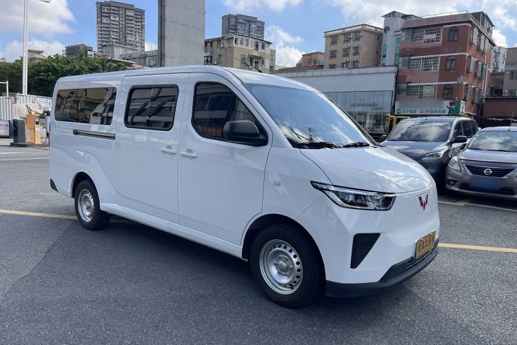 Used Wuling Yangguang 2024 300KM Comfort Version Passenger Van 75kW
