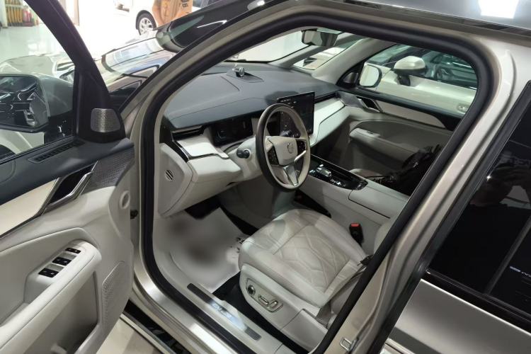 Used Volvo EM90 2025 Ultra Six-Seater