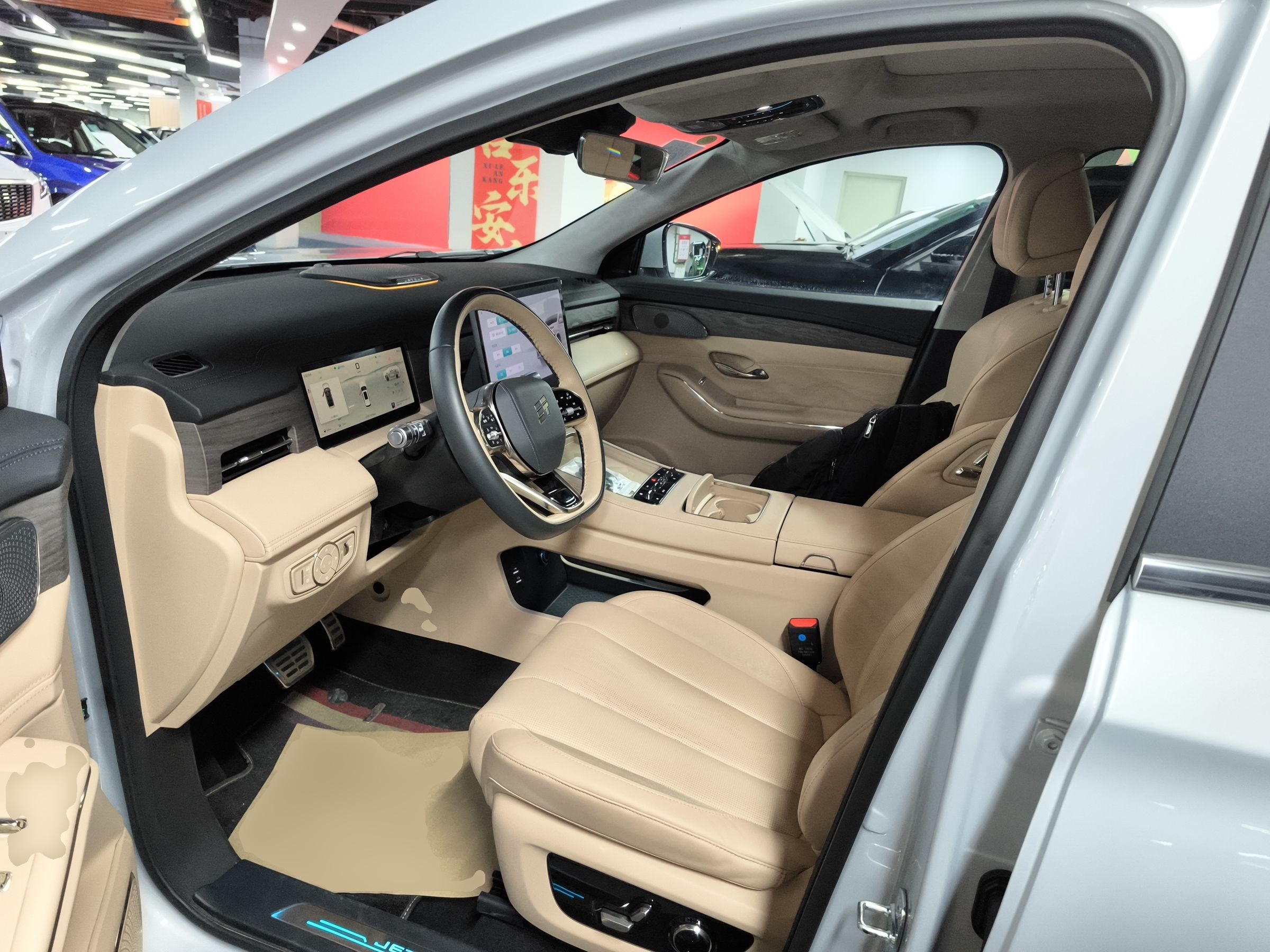 المقاعد الأمامية داخل السيارة