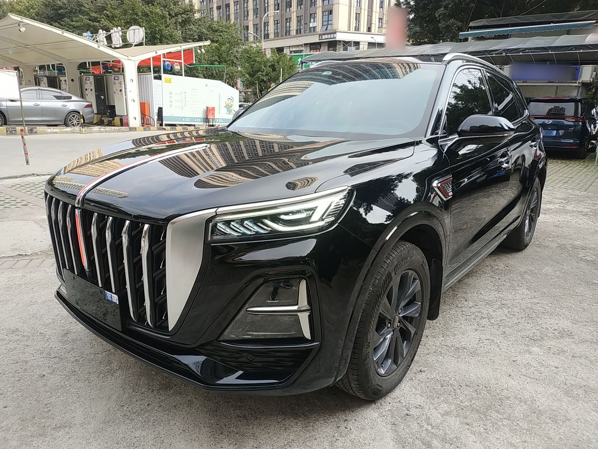 Под передней частью автомобиля