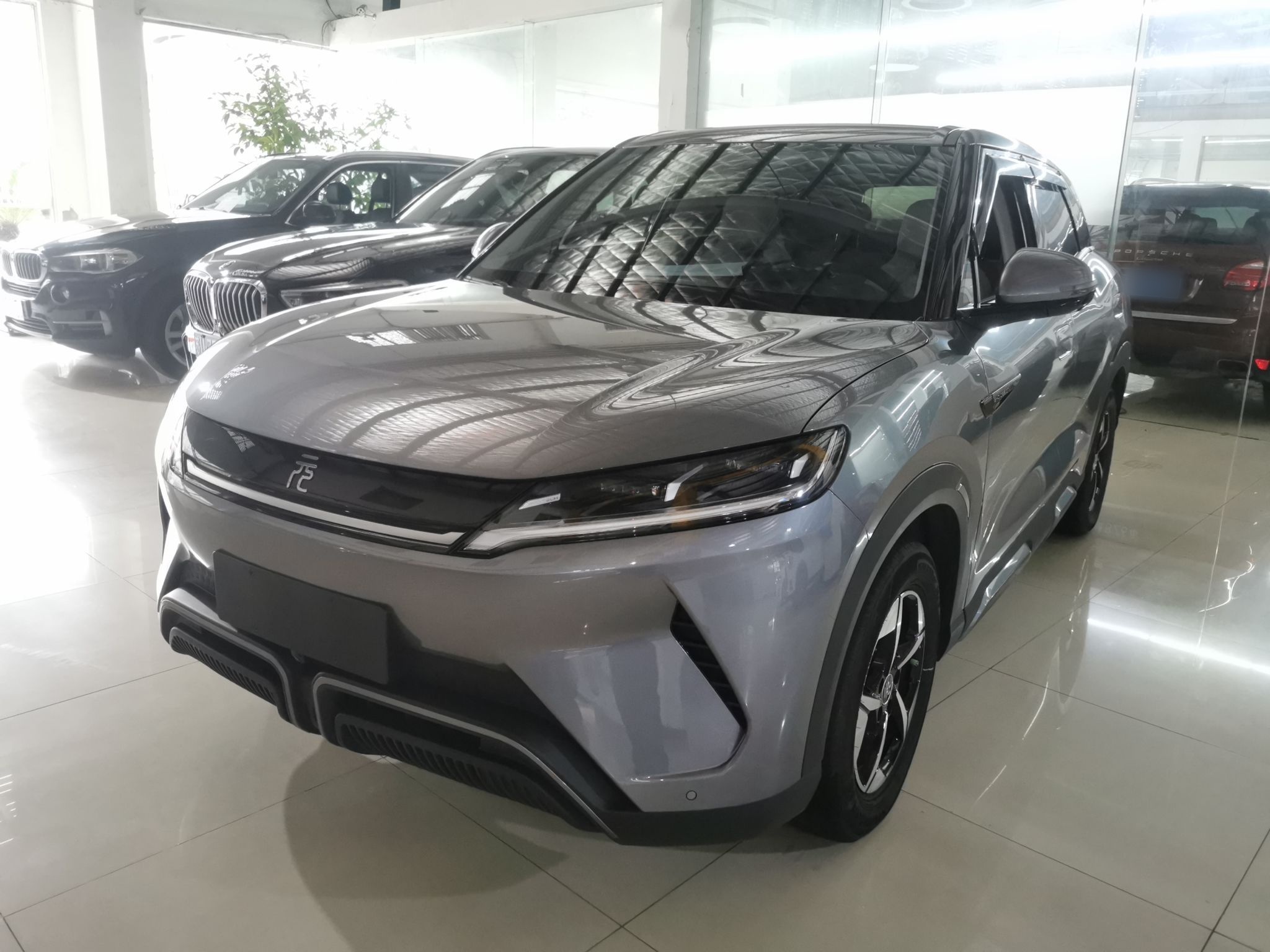 Под передней частью автомобиля