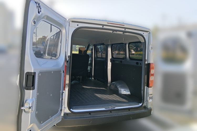 Used Wuling Yangguang 2024 300KM Comfort Version Passenger Van 75kW Trunk