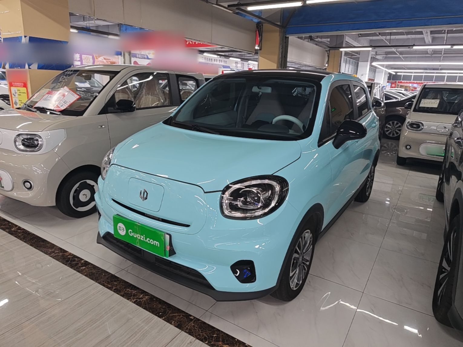 Unter der Vorderseite des Autos