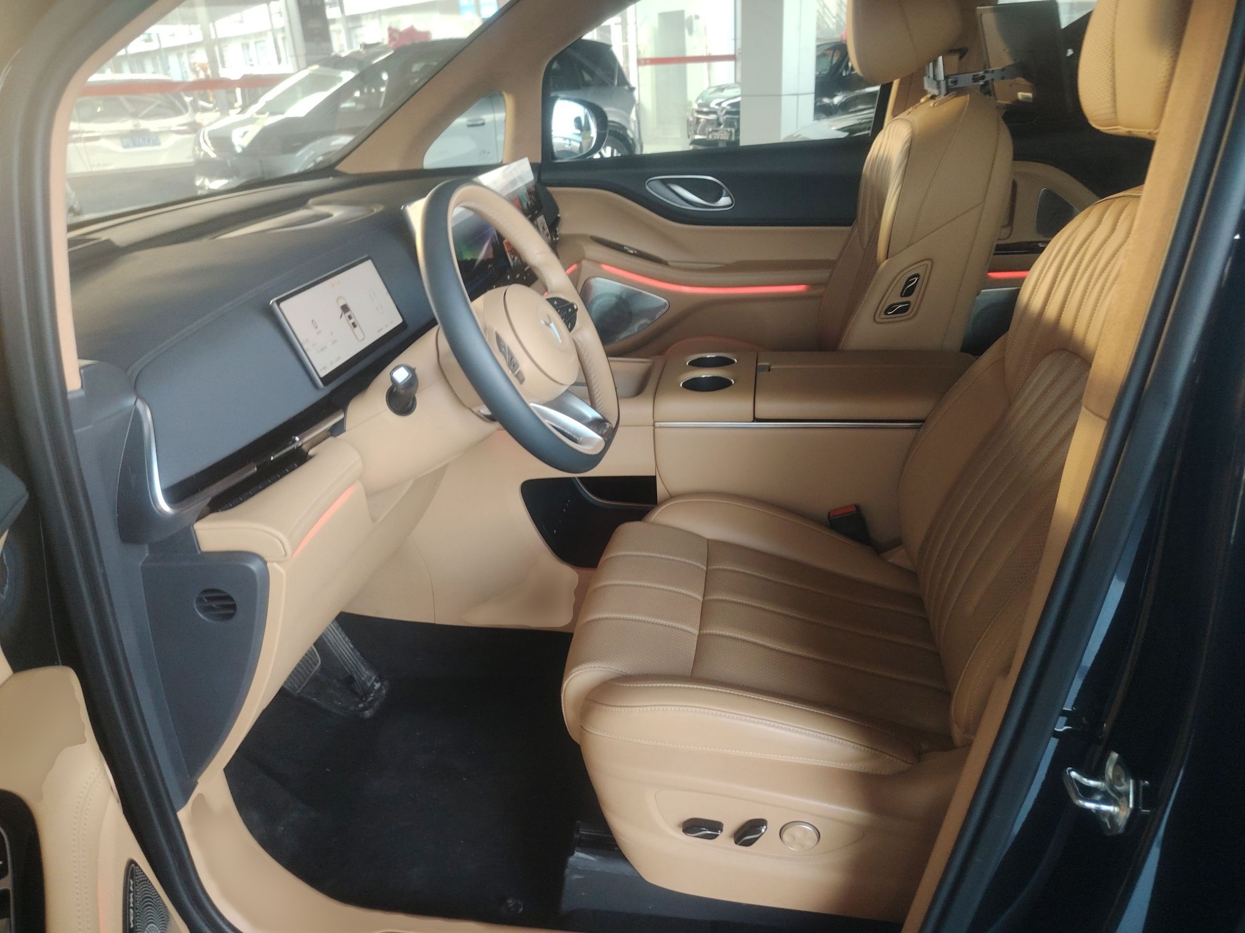 المقاعد الأمامية داخل السيارة