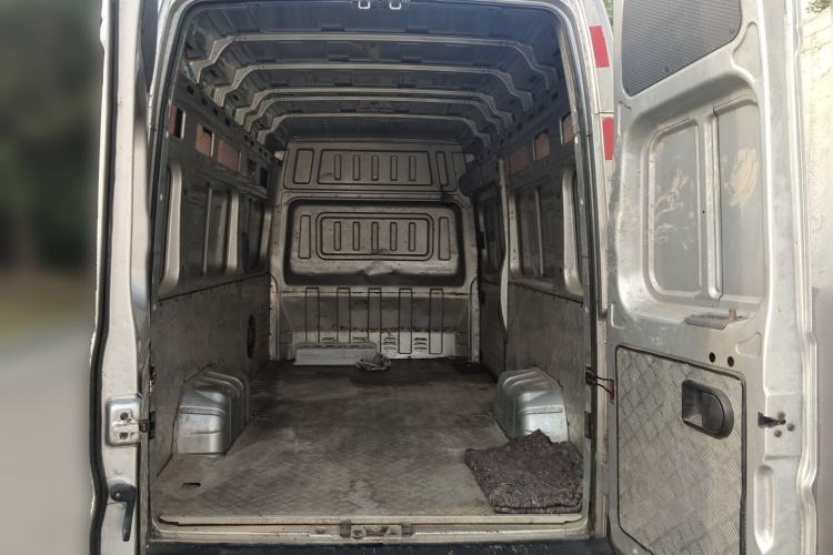 Used Dongfeng Yufeng 2023 V9+ 2.3T Manual Front-Drive Van Long Wheelbase High Roof 3-Seater
