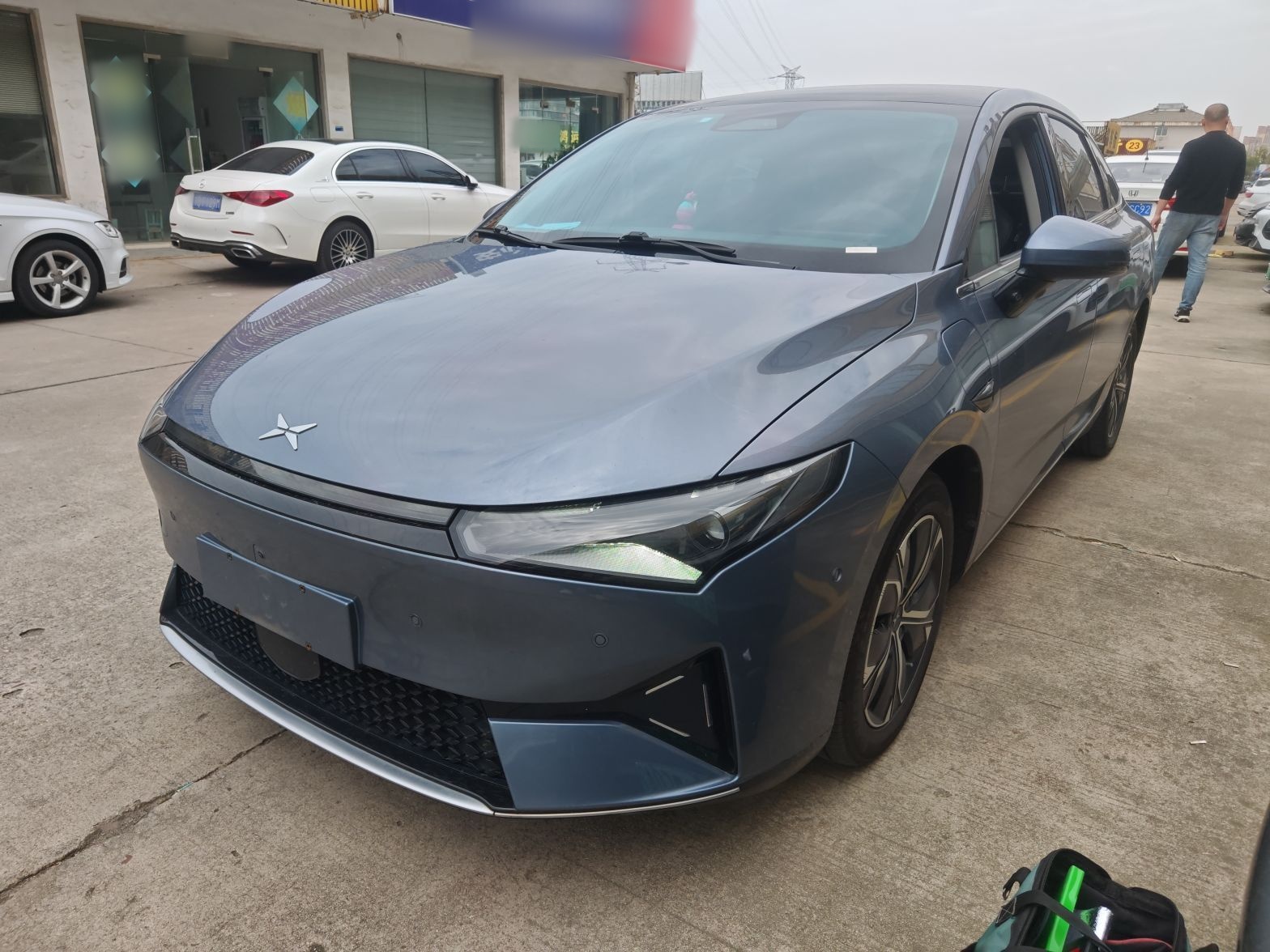 Под передней частью автомобиля