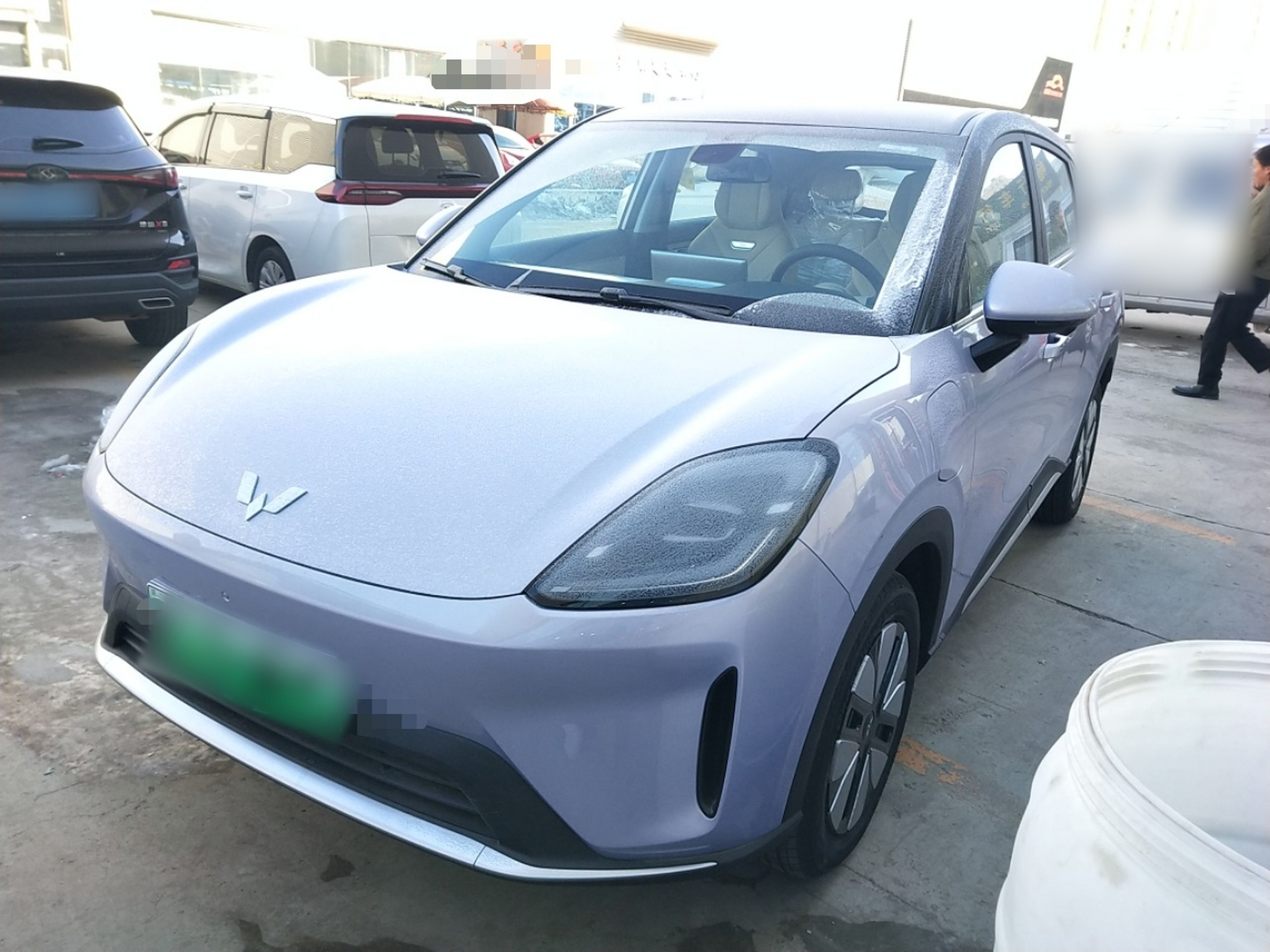 Под передней частью автомобиля