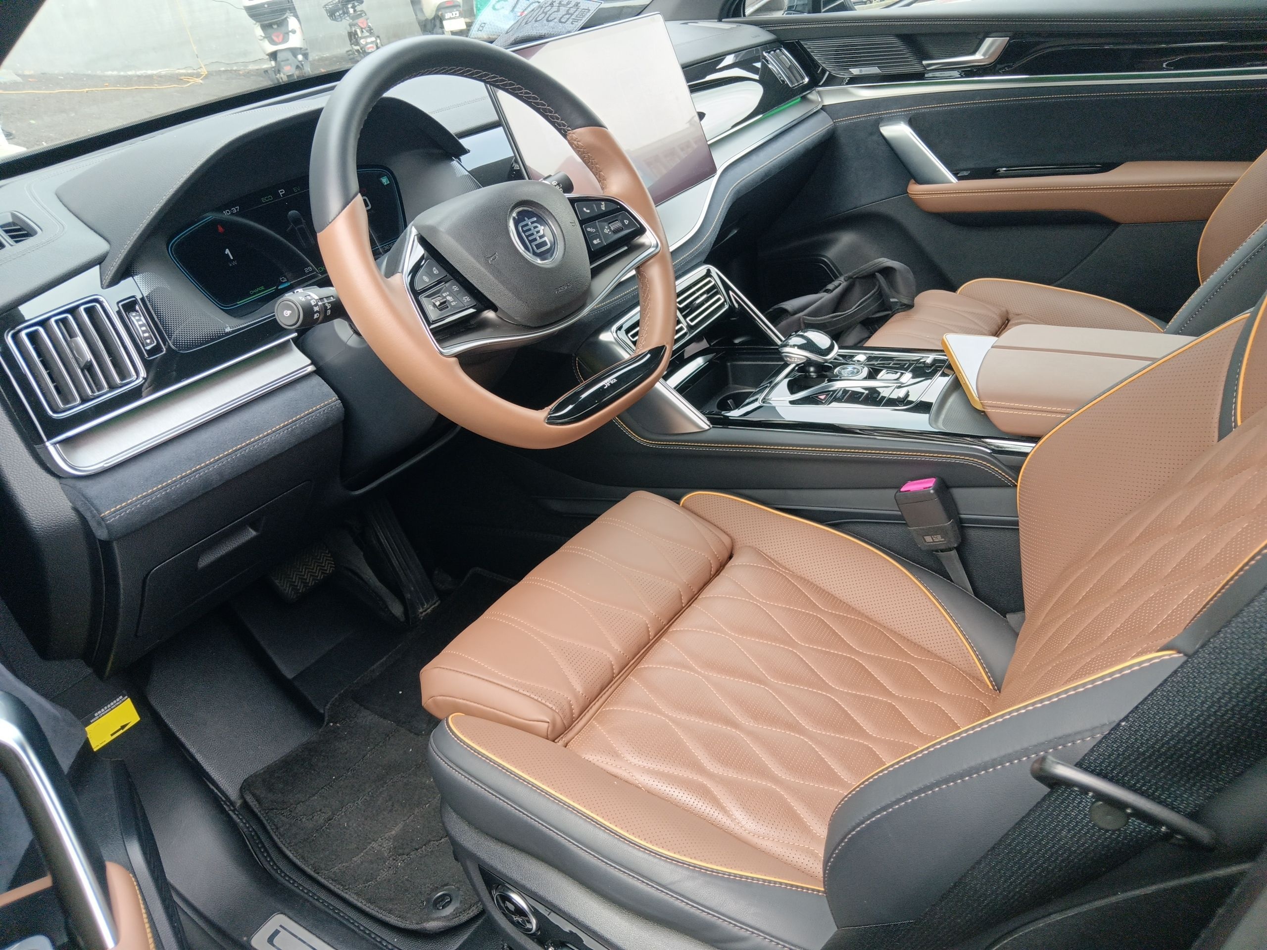 المقاعد الأمامية داخل السيارة