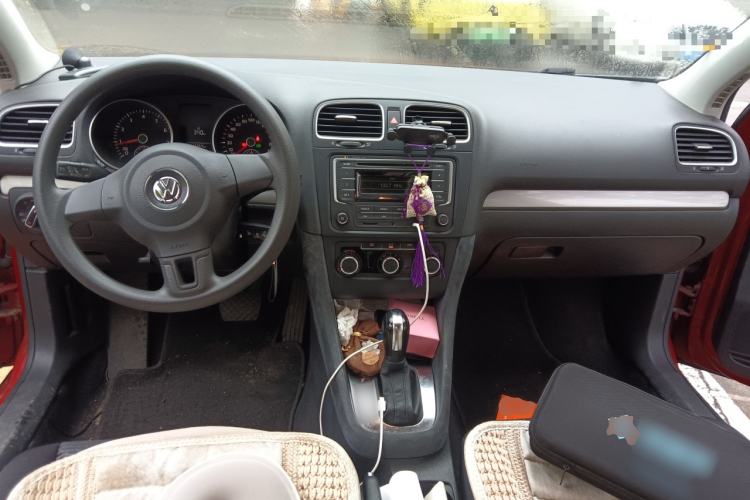 Used Volkswagen Golf 2012 1.6L Automatic Fashion Model Center Console