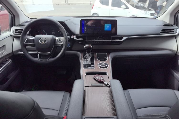 Used Toyota SIENNA 2023 2.5L Hybrid Comfort Edition Center Console