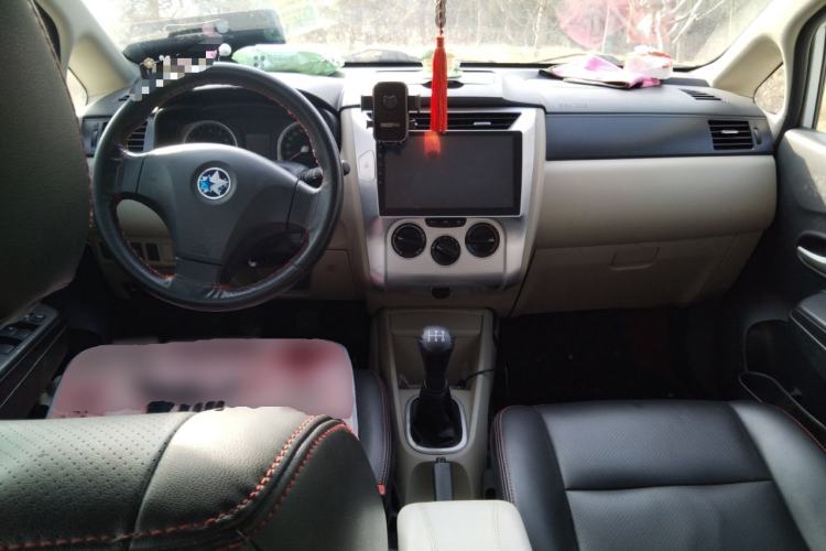 Used Venucia R50 2014 1.6L Manual Splendid Edition Center Console