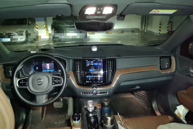 Used Volvo XC60 2024 B5 4x4 Smart Luxury Edition Center Console