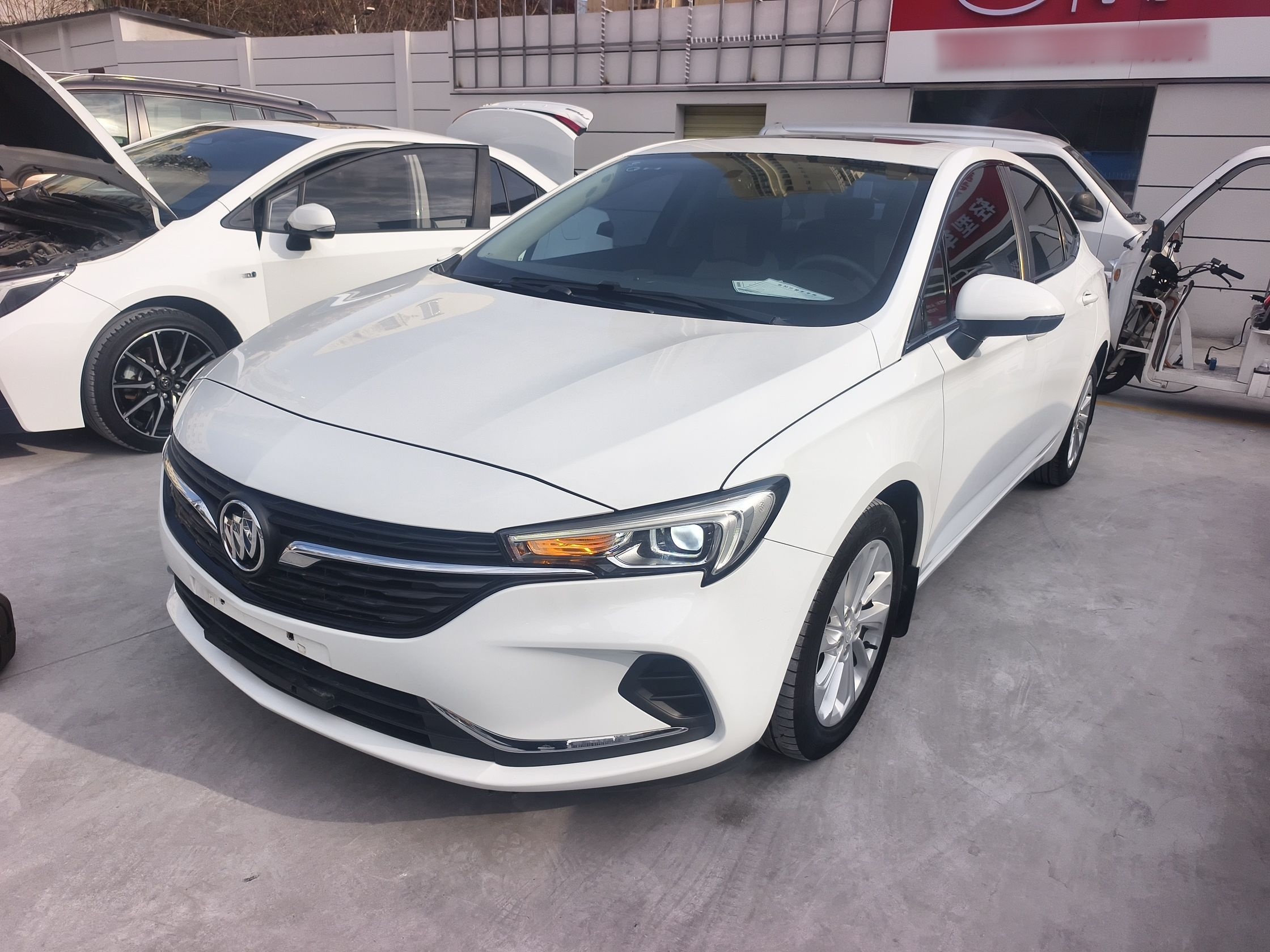 تحت مقدمة السيارة