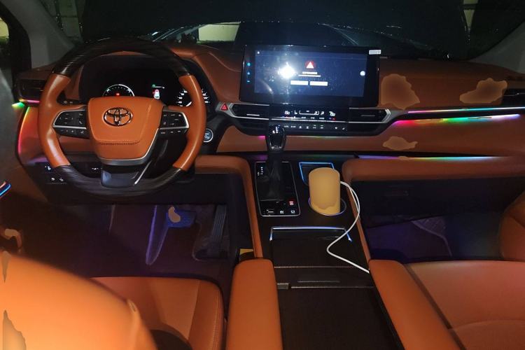 Used Toyota SIENNA 2023 2.5L Hybrid Comfort Edition Center Console