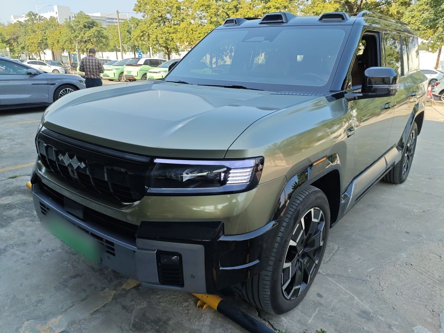 Под передней частью автомобиля