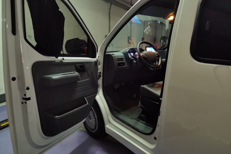 Used Wuling Yangguang 2024 300KM Comfort Version Passenger Van 75kW
