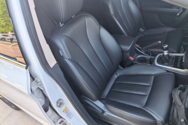 Used BYD Song MAX 2017 1.5T Manual Smart Connect Luxury 7-Seater Right Front Seat