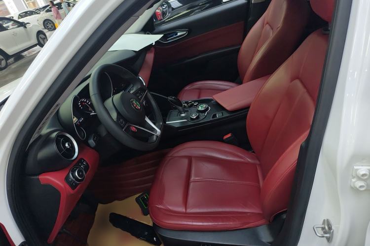 Used Alfa Romeo Giulia 2017 2.0T 200HP Luxury Edition
