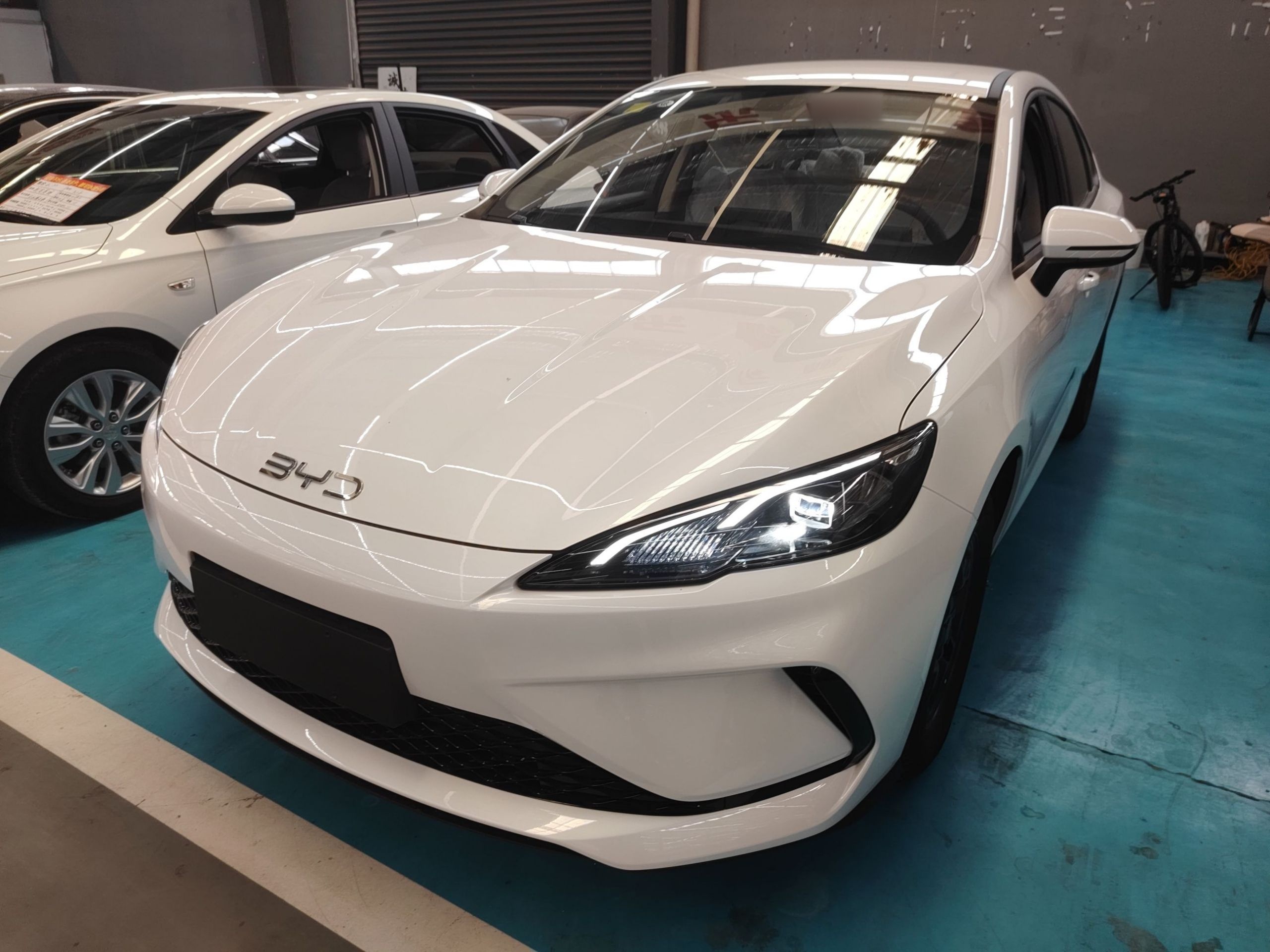 تحت مقدمة السيارة