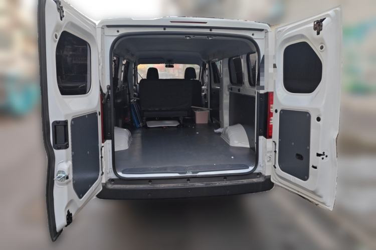 Used Wuling Yangguang 2024 300KM Comfort Version Passenger Van 75kW