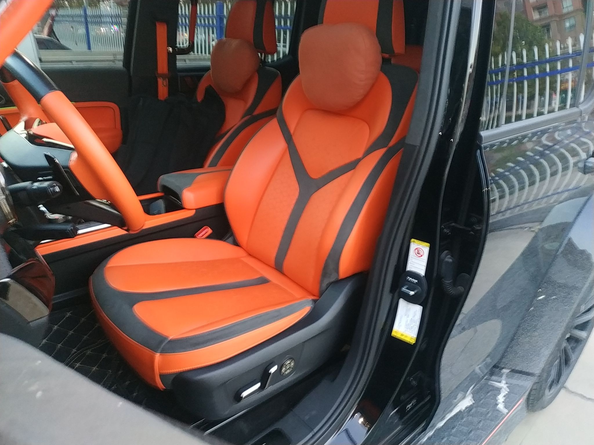 المقاعد الأمامية داخل السيارة