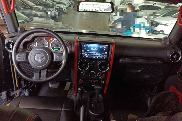 Used Jeep Wrangler 2010 3.8L Sahara two-door model Center Console