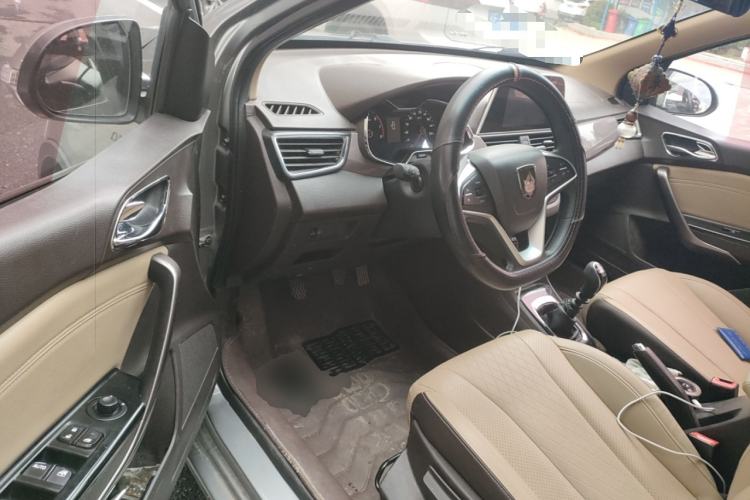 Used Baojun 310W 2017 1.5L Manual Fashion Model China V
