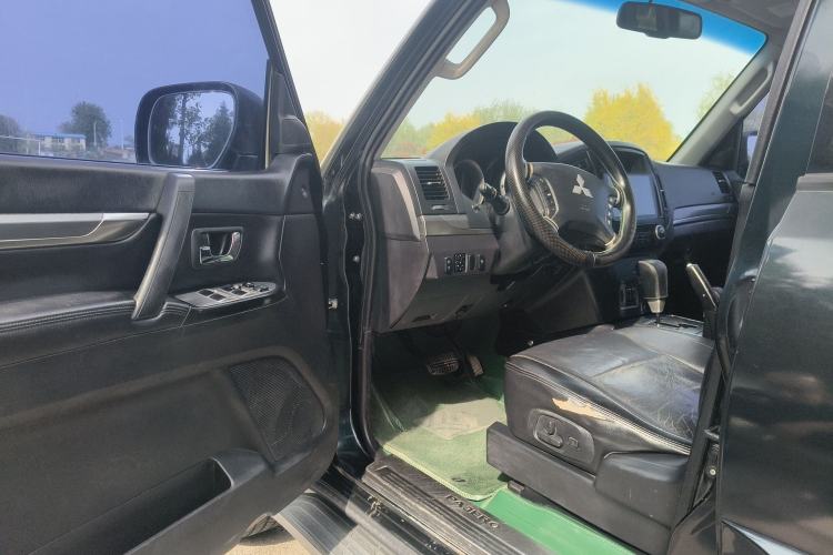 Used Mitsubishi Pajero 2011 3.0L Elite Edition Driver Seat