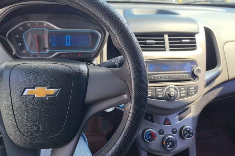 Used Chevrolet Aveo Sonic 2014 Sedan 1.4SL MT Comfort Edition Center Console