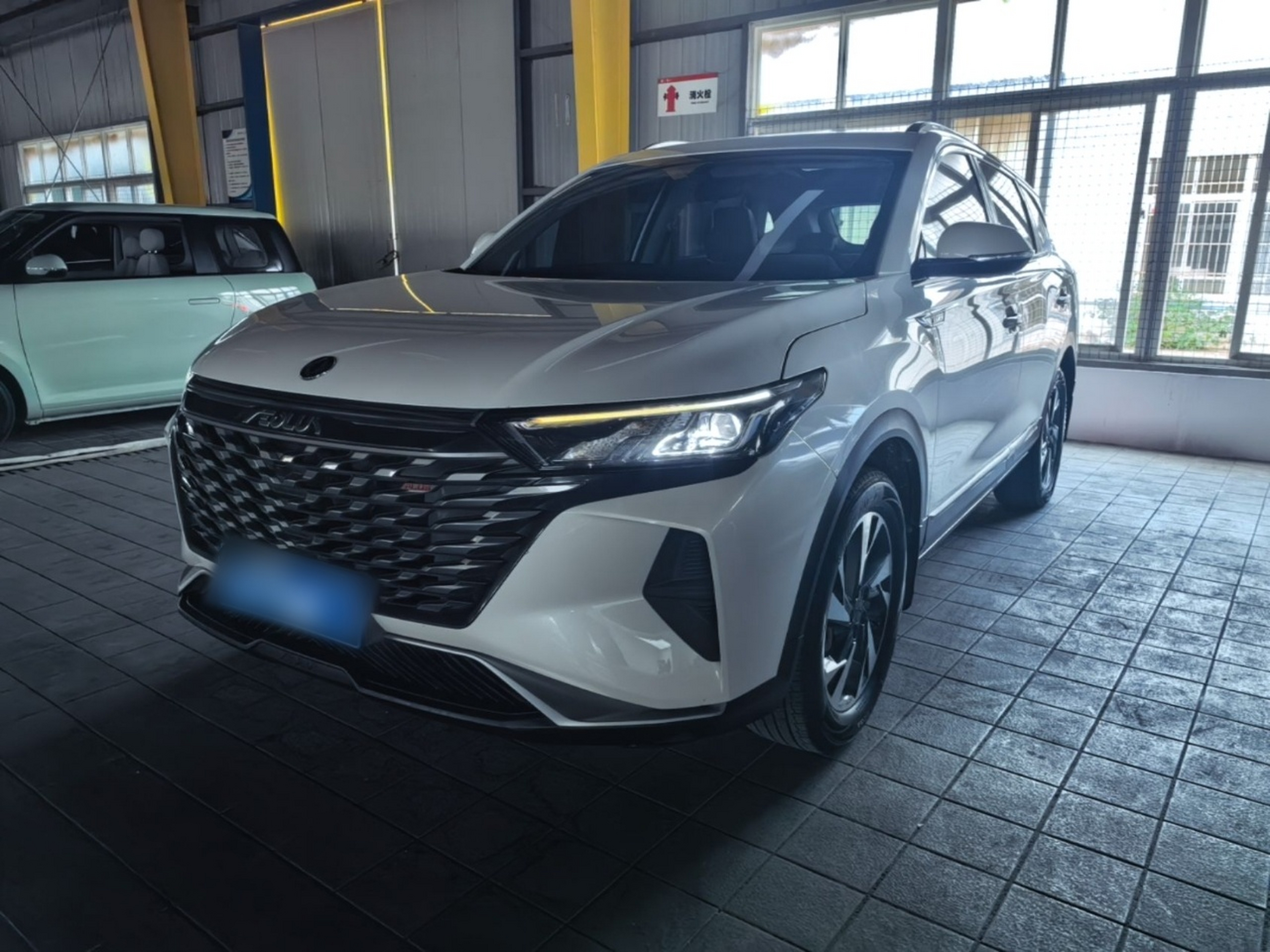 Под передней частью автомобиля