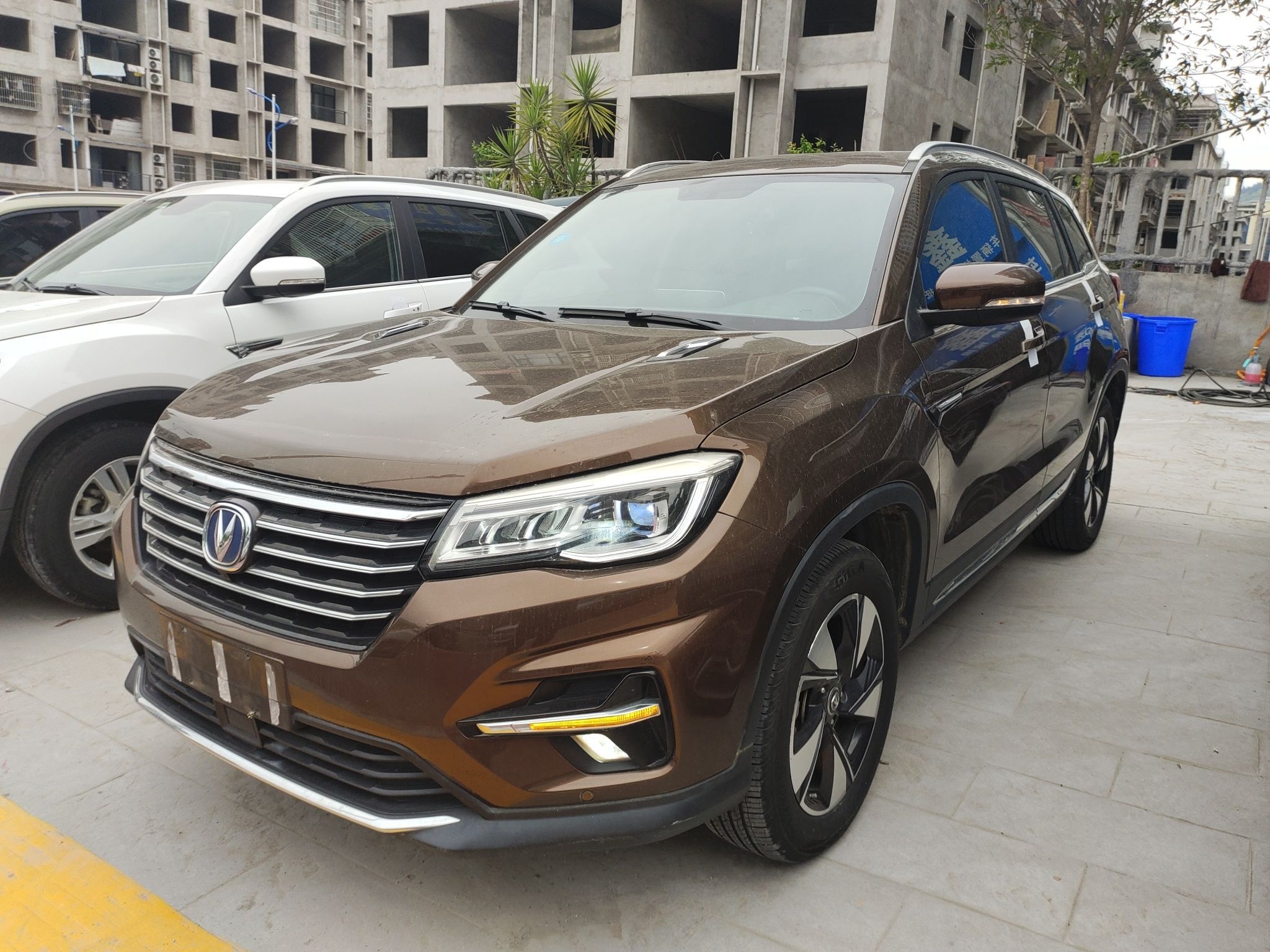 Под передней частью автомобиля