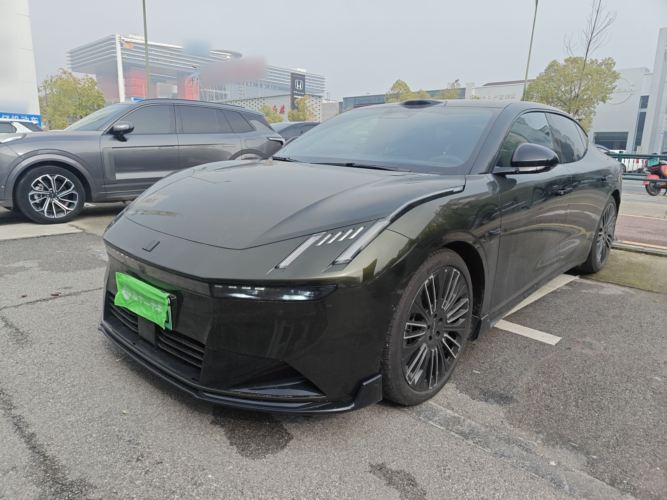 Под передней частью автомобиля