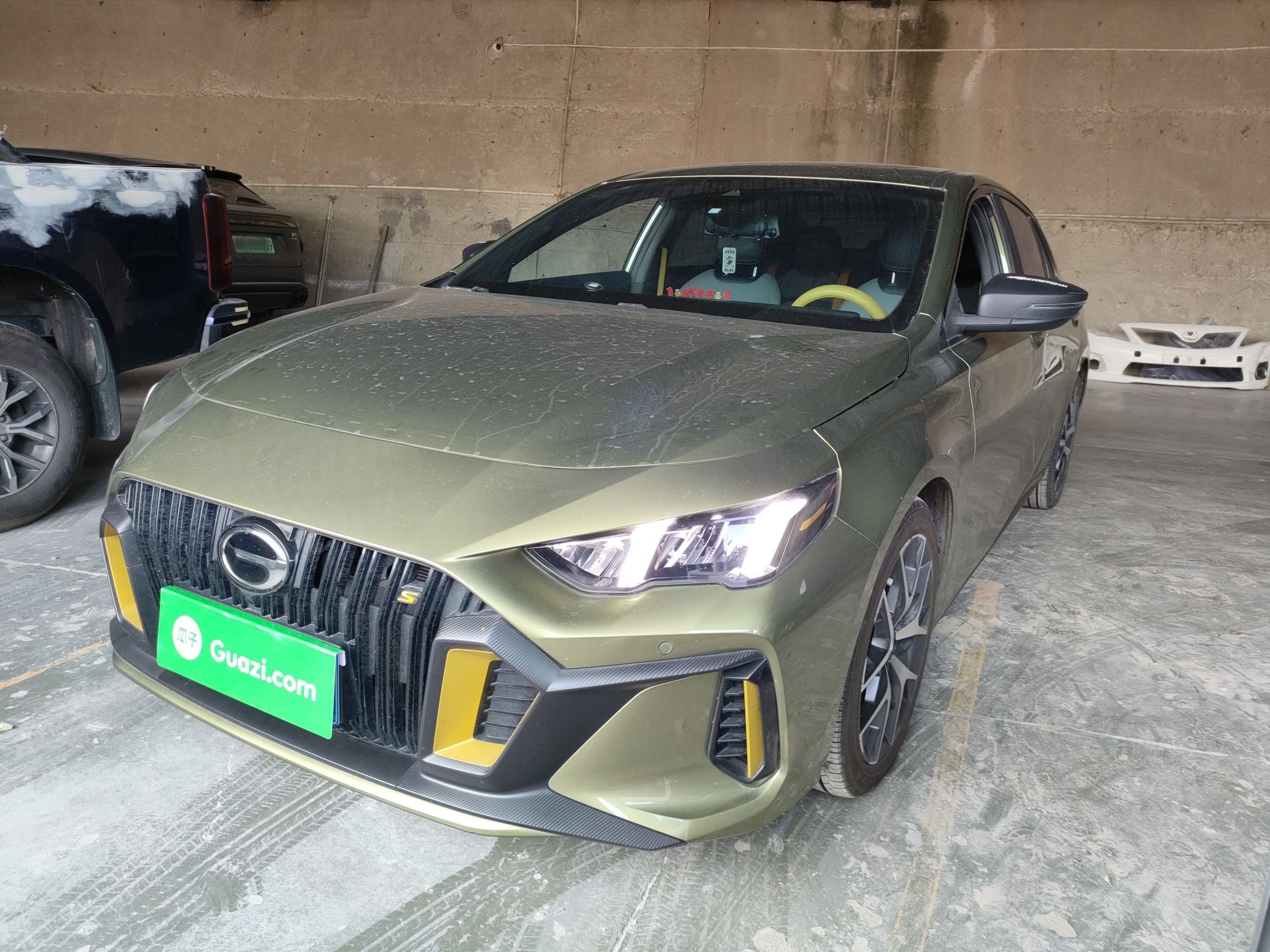 تحت مقدمة السيارة