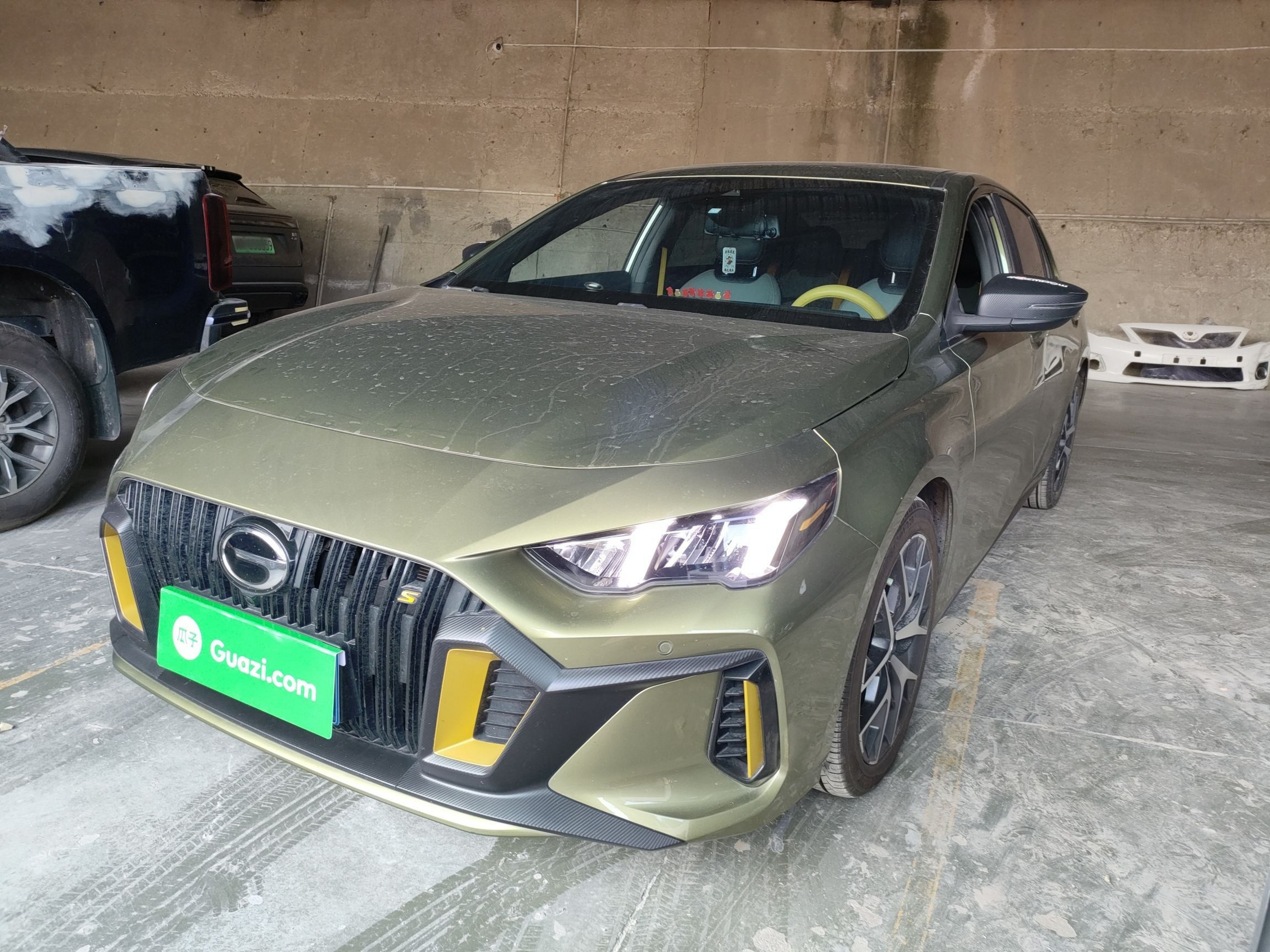 تحت مقدمة السيارة