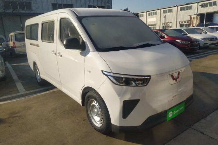 Used Wuling Yangguang 2024 300km Comfort-Grade Passenger Van 60kW