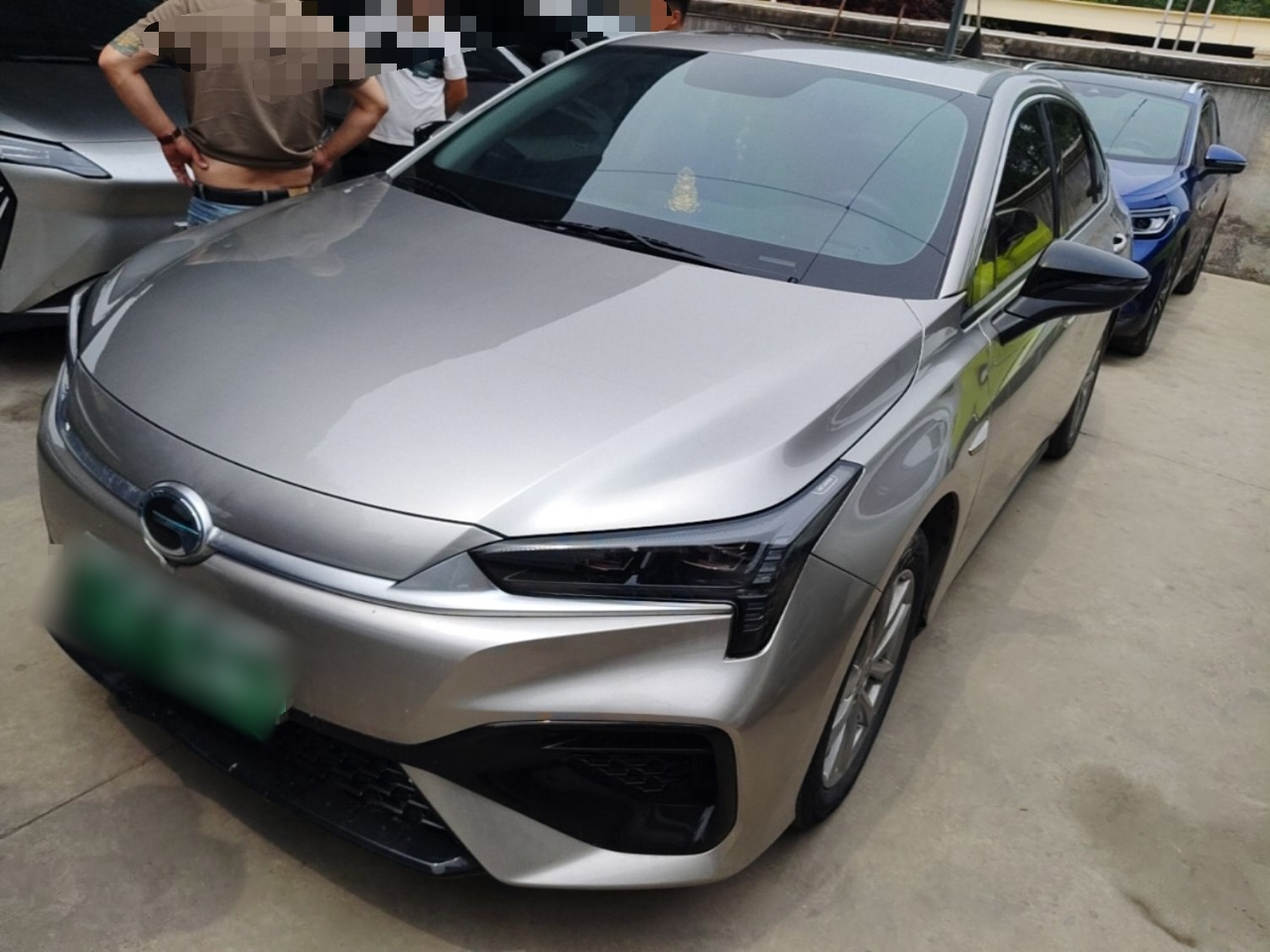 Под передней частью автомобиля