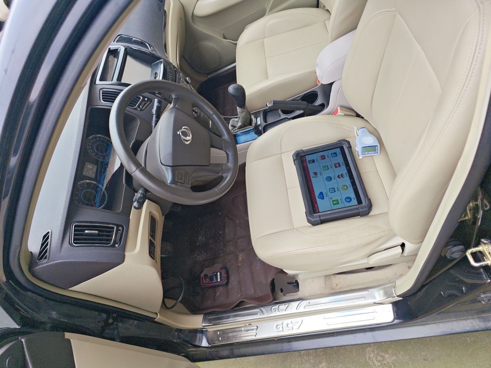 المقاعد الأمامية داخل السيارة