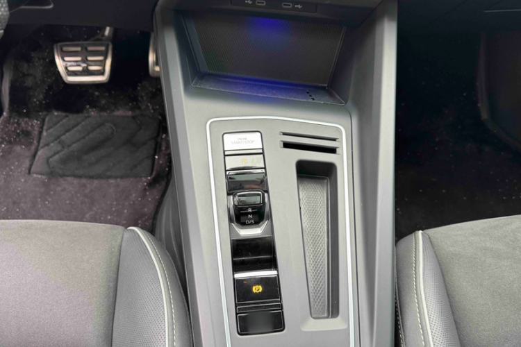 Used Volkswagen Golf 2023 Facelift 280TSI DSG R-Line Lite Gear Lever