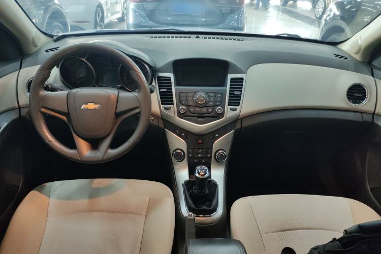 Used Chevrolet Cruze 2015 1.5L Classic SL MT Center Console